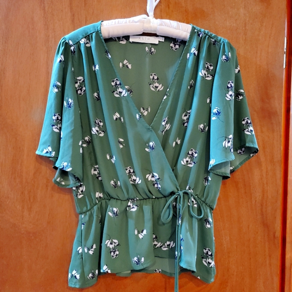 ASTR THE LABEL GREEN FLORAL FAUX WRAP BLOUSE LARGE